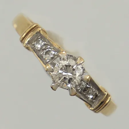 Ring, diamanter 1xca0,23ct 4xca0,02ct, stl 16½, bredd 2-5,8mm, 18K