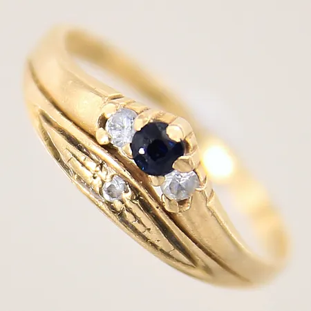 Ring med vita samt blå stenar, stl 14, bredd 1-6mm, stenar med nagg samt slitage, 18K  Vikt: 1,2 g