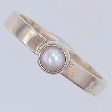 Ring, plastpärla, stl 17¾, inga stämplar, silver Vikt: 2,8 g