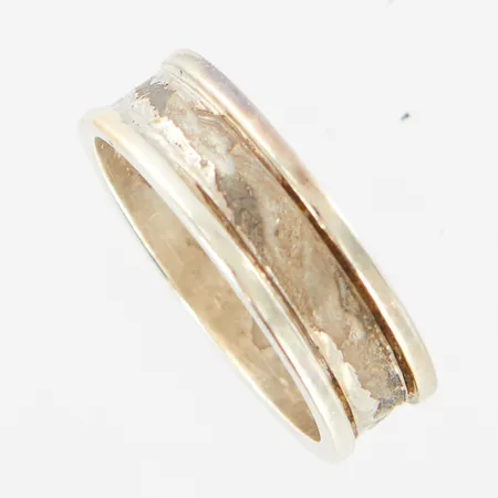 Ring, stl 20, bredd 7mm, fläckig, sliten, silver 830/1000 Vikt: 7,2 g