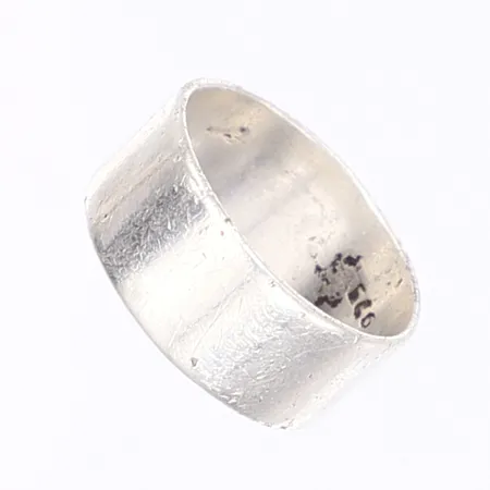Ring slät, stl 16½, bredd 8mm, repig ojämn skena, silver 925/1000 Vikt: 3,5 g
