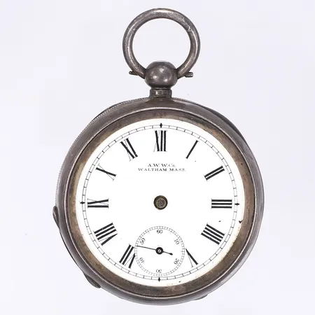 Fickur, Waltham Mass A.W.W.Co, silvret stämplat Birmingham, Storbrittanien 1885, saknar visare och glas, den emaljerade urtavlan med mindre spricka, silver 830/1000, bruttovikt 87,8g   