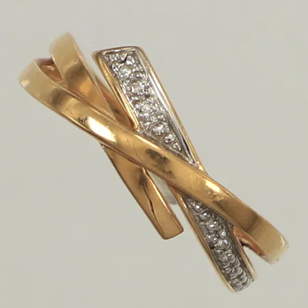 Ring, diamant 3x ca 0,005ct, stl 17¾, bredd 5,5mm, 18K  Vikt: 2,3 g