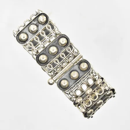 Armband, längd 18 cm, bredd 28 mm, 835/1000 silver. Vikt: 42,1 g