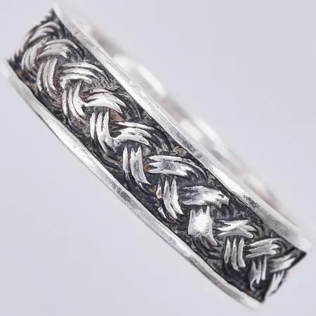 Ring stl: 19 ¼, bredd ca 6mm, 925/1000 silver Vikt: 3,8 g