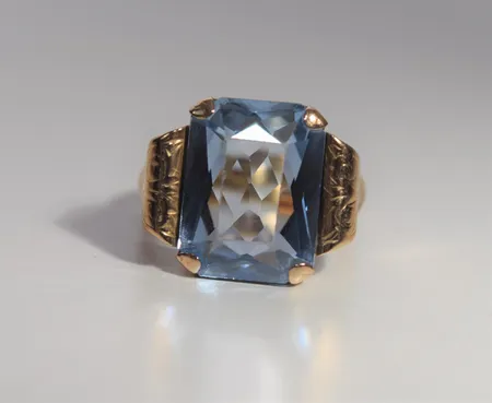 Ring med sten Ø 17,75 mm 18k Vikt: 7,9 g