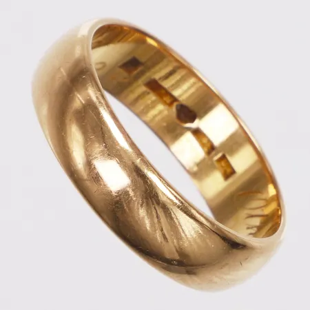 Ring, slät, stl 20¾, bredd 6,3mm, gravyr, 20K  Vikt: 9,6 g