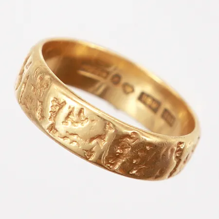 Ring mönstrad, stl 18¾, bredd: 6mm, ALTON, gravyr, 18K Vikt: 6,3 g