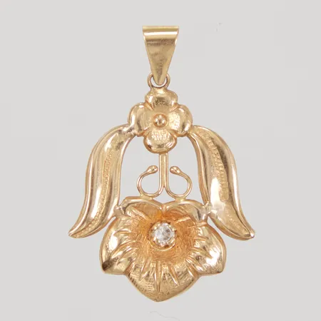 Hänge med vit sten, längd inklusive ögla 33,5mm, bredd 22,9mm, blommotiv, 18K,  Vikt: 1,5 g