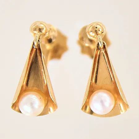 Ett par örhängen med odlade pärlor, 18x7mm, skruvlås, 18K  Vikt: 2 g