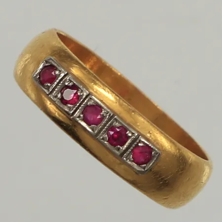 Ring med syntetiska rubiner, stl 17¼, bredd 5,7mm, 23K Vikt: 7,2 g