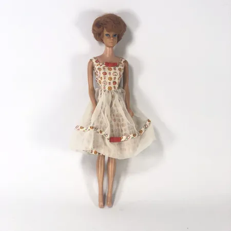 Docka Barbie /Midge, märkt Mattel 1958/1962, med bubblecut frisyr, missfärgade ben, höjd ca 30 cm Skickas med paket.