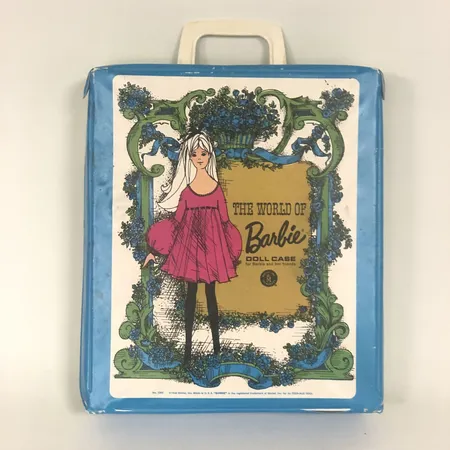 Box Barbie 1968 fylld med peruker och kläder varav merparten Barbie, visst slitage förekommer Vikt: 0 g Skickas med paket.