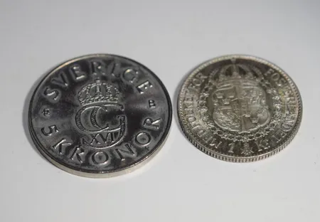 Jubileumsmynt, Förenta Nationerna 1945-1995 50 år, Sverige 5kr 1995, diameter 28,5mm Koppar-Nickelpläterad nickel +  1 Svensk kr Gustaf V 1940 diameter 25mm, 800/1000 Vikt: 0 g