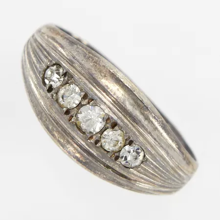 Ring med vita stenar, stl 17, bredd 3-9mm, nagg, silver 835/1000 Vikt: 2 g