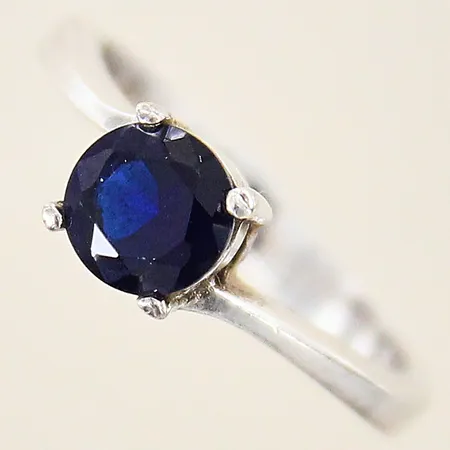 Ring med blå sten, stl: 18, bredd: 2,7-6,5mm, silver 925/1000 Vikt: 2,9 g