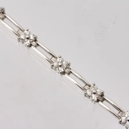 Armband i silver, 18,5cm, bredd 3,9-6mm, 43st vita stenar, 1st saknas, mått Ø2,4mm, 925/1000, vikt 15g.