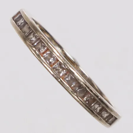 Ring, vita stenar, stl 16½, bredd 1,9-2,6mm, 18K  Vikt: 2,1 g