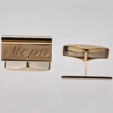 1par manschettknappar i 14K guld, mått 10x18,9mm, personlig gravyr, vikt 4,07g.