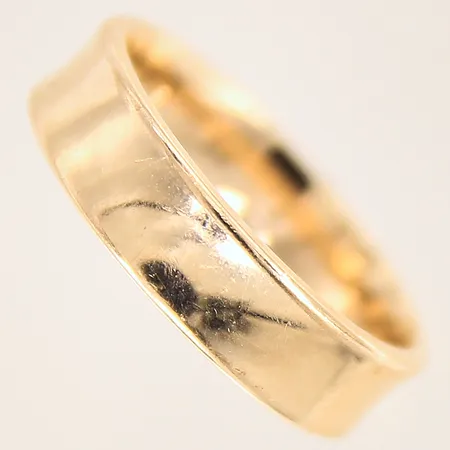 Ring, stl 17¼, bredd 5mm, 9K  Vikt: 3,8 g