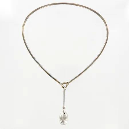 Silvercollier med hänge, Georg Jensen, design Torun Bülow Hübe, hänge från serien Dew Drop, collier stelt öppningsbart innermått 41cm, hängets längd: 65mm, silver 925/1000 original etui medföljer Vikt: 34,8 g