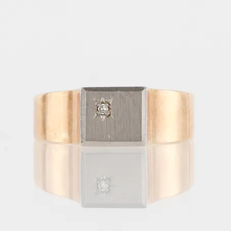 Ring med liten diamant på 0.01 ct enligt inskription, Hedbergs Guld & Silver AB Dalsjöfors, storlek 20 mm, bredd 4.1-7.5 mm, 18k. Vikt: 5,3 g