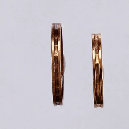 2 Ringar, graverade, stl: 18-20¼, bredd: ca 2mm, 18K Vikt: 5,4 g