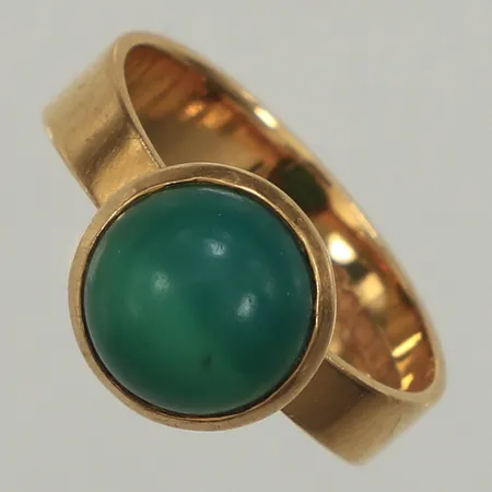 Ring grön imitations sten, stl 17, bredd 10mm, Ge-Kå-Smyckek G Kaplan ÅR 1969, 18K Vikt: 4,2 g