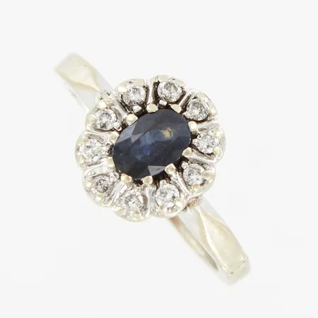 Ring med safir och diamanter ca 10x0,01ct, stl 18, ca 12mm framtill, behov av omrodinering, stort hack i skena, 18K Vikt: 3,9 g