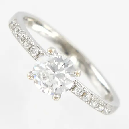 Ring med vita stenar, stl 17, bredd 2-6mm, silver 925/1000 Vikt: 2 g