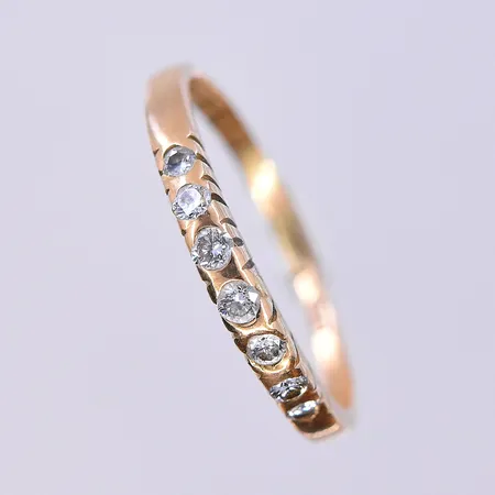Ring med diamanter 0,18ctv enligt gravyr, stl 16½, bredd 1-2 mm, graverad, 18K. Vikt: 1,7 g