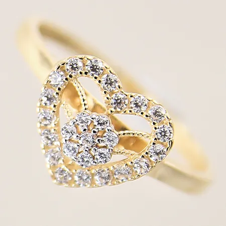 Ring med vita stenar, stl 17¼, bredd 1,4-9,4mm, 18K Vikt: 1,8 g