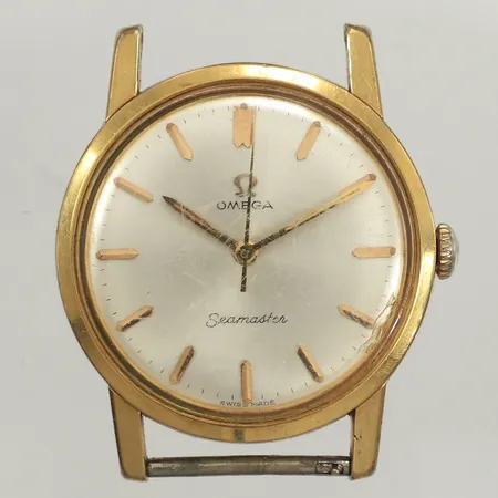 Armbandsur Omega Seamaster, guld på stål, manuell, ca 33mm, repigt plexiglas och boett, bandstift och armband saknas, inga tillbehör. 