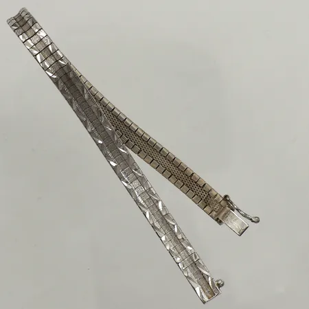 Armband, längd 18,5cm, bredd 5mm, 835/1000 silver  Vikt: 12,2 g