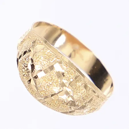 Ring, stl 19¼, bredd 4-10mm, något bucklig skena, 18K Vikt: 2,7 g