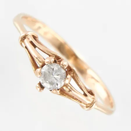 Ring, vit sten, stl 17, bredd 2-4,5mm, slitage/skeva klor, rödguld, 14K.  Vikt: 1,3 g