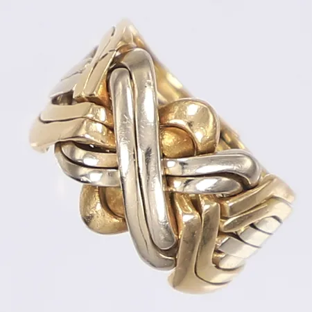 Puzzelring, ihoplödd, stl 21, bredd 8-15mm, påtagligt slitage, sprickor, bortslitna stämplar, 18K Vikt: 13,7 g