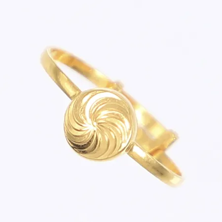 Ring med kuldekor, stl 18,5-19,5, reglerbar storlek, bredd 3-6mm, något ojämn form, 21K Vikt: 1 g