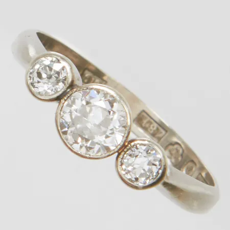 Ring, gammalslipade diamanter 1 x ca 0,47ct, ca TCr-Cr(I-J)/VS2 + 2 x ca 0,13ct, ca W/VS, stl 17¾, bredd 2-5,5mm, Örebro Guldsmedsverkstad Bengt An, år 1969, vitguld, 18K Vikt: 2,8 g