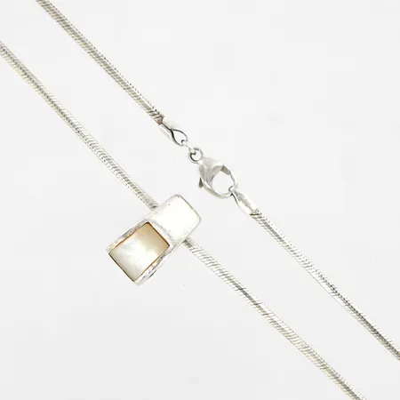Collier, hänge pärlemor, 43cm, bredd 1,5mm, hänge 17x9mm, silver 925/1000.  Vikt: 12,9 g