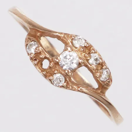 Ring, vita stenar, stl 16¾, bredd 1,2-6,2mm, en sten saknas, 14K  Vikt: 1,1 g