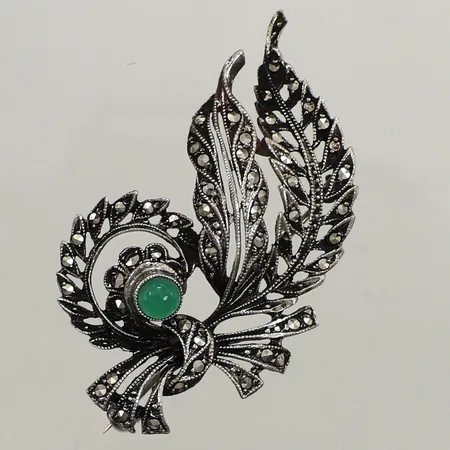 Brosch, markasiter, grön sten möjligen kalcedon, längd 50mm, bredd 30mm, saknar en sten, silver Vikt: 7,8 g