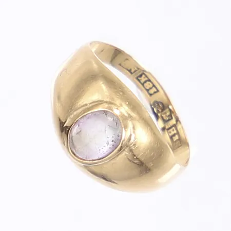 Ring med lila sten, stl 15¾, bredd 2-10mm, hårt bruksslitage, 18K Vikt: 1,6 g