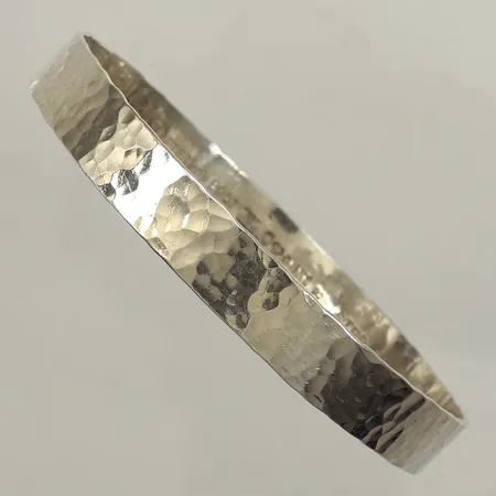 Armring, hamrad dekor, Ø67mm, innermått 20cm, bredd 8,7mm, skev, Peter von Post, år 1972, 925/1000 silver  Vikt: 16,6 g