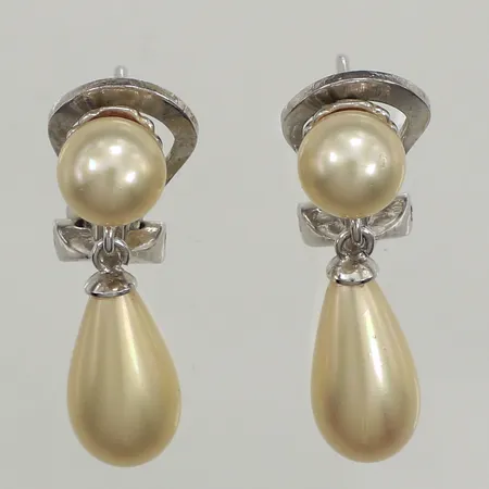 Ett par örhängen med imitationspärlor, längd 28mm, bredd 5mm, 925/1000 silver  Vikt: 6,2 g