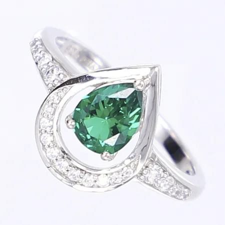 Ring med grön slipad sten och små vita slipade stenar, stl 18¾, bredd 2-15mm, GHA/Guldfynd, silver 925/1000 Vikt: 3,1 g