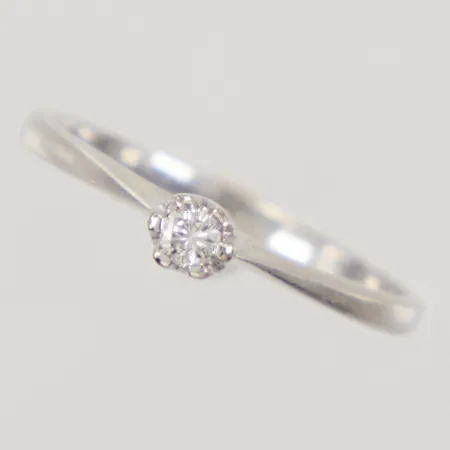 Ring, stl 15½, bredd 1,5-3mm, diamant ca 1x0,04ct, piqué, nagg vid rondist, bör omrodieras, vitguld, GFAB, 18K,  Vikt: 1,5 g