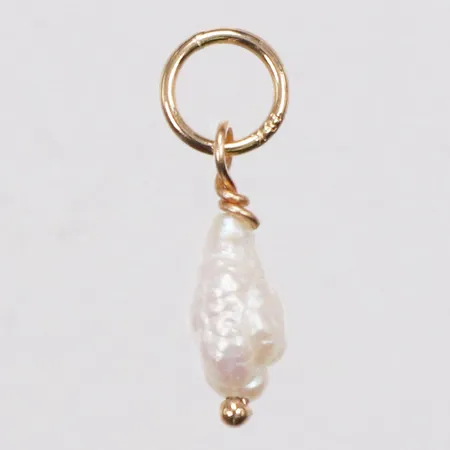 Hänge/berlock, odlad pärla, längd 14mm inkl ögla, bredd 3,3mm, 18K Vikt: 0,2 g