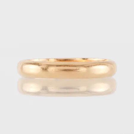 Ring med gravyr, storlek 20 mm, bredd 4 mm, 20k. Vikt: 5,8 g