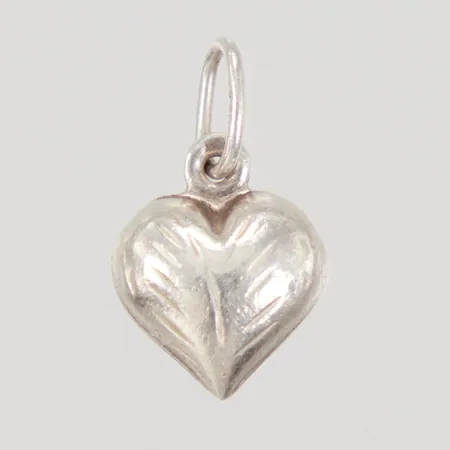 Hänge, hjärta, längd inklusive ögla 16,9mm, bredd 10,3mm, mönsterdekor, silver,  Vikt: 0,8 g